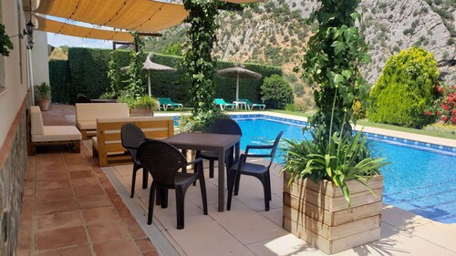Rural lodging with swimming pool in front of the Cueva del Gato, 9 km from Ronda.