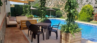 Rural lodging with swimming pool in front of the Cueva del Gato, 9 km from Ronda.
