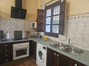 ثلاجة، ميكروويف، فرن، موقد طهي مسطح