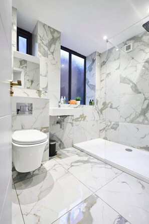 Dusche, Haartrockner, Shampoo