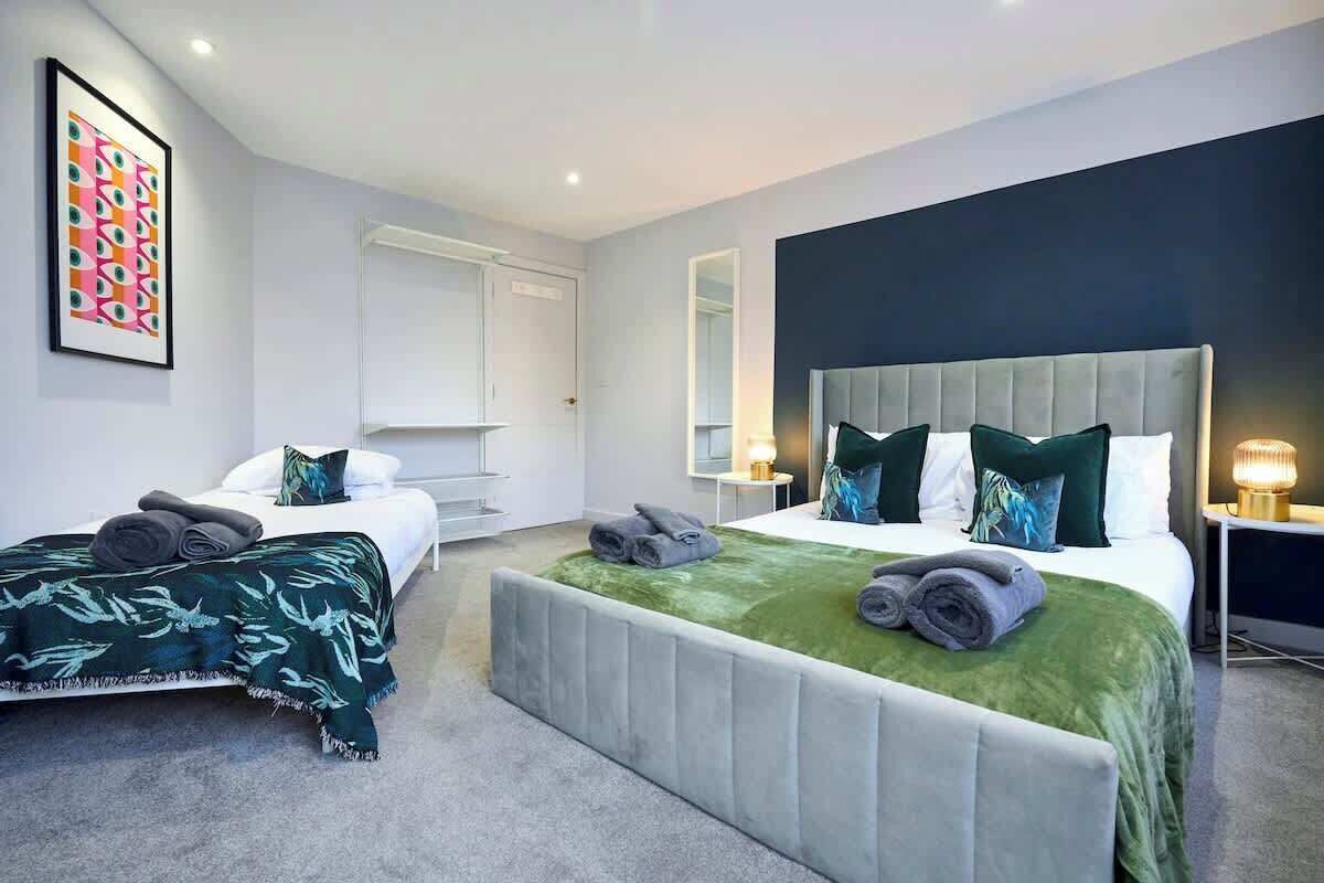 6 bedrooms, iron/ironing board, WiFi, bed sheets