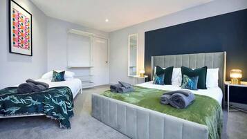 6 bedrooms, iron/ironing board, WiFi, bed sheets