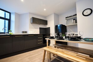 Private kitchen - Modern 6BR | 12 Beds | Near Beach | Sleeps 20 (Bournemouth)