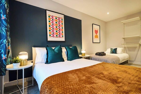 6 bedrooms, iron/ironing board, WiFi, bed sheets