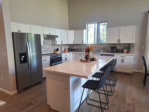 Mikrobølgeovn, kokeplater og oppvaskmaskin