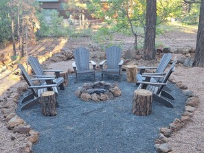Property grounds - Beautiful 3-bedroom cabin in welcoming Pinetop Country Club (Pinetop Country Club)