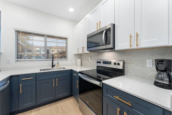 Refrigerador, microondas, horno y parrilla de estufa 