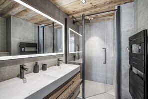 Dusche, Haartrockner, Handtücher, Toilettenpapier