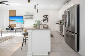 Mikrobølgeovn, ovn, kokeplater og oppvaskmaskin