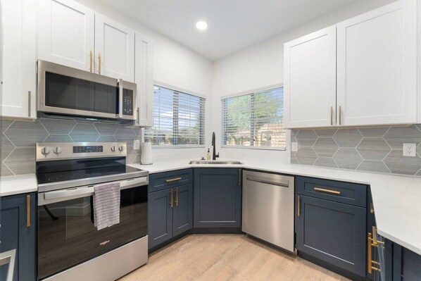 Refrigerador, microondas, horno y parrilla de estufa 