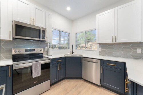 Perfect Family Getaway w/ Pool, Gym & Free Parking