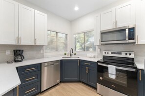 ثلاجة، ميكروويف، فرن، موقد طهي مسطح