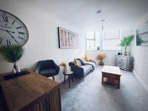 Living area - Charming Retreat at Little Cedar – Your Cornish Hideaway in Idyllic Tuckingmill. (Camborne)