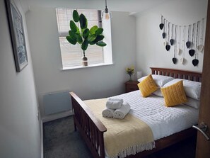 1 bedroom, iron/ironing board, WiFi, bed sheets - Charming Retreat at Little Cedar – Your Cornish Hideaway in Idyllic Tuckingmill. (Camborne)