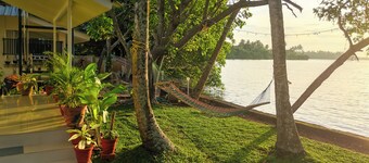 Tropical Haven - 1BR Lakefront AC Cottage with Stunning Lakeview & Lake Access