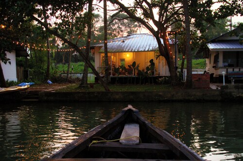 Tropical Haven - 1BR Lakefront AC Cottage with lake access & hammock 