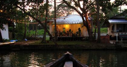 Tropical Haven - 1BR Lakefront AC Cottage with lake access & hammock