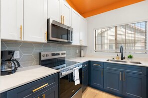 Køleskab, mikrobølgeovn, ovn, kogeplade