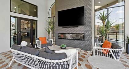 Family-Friendly 2BR Apr in Scottsdale with Parking