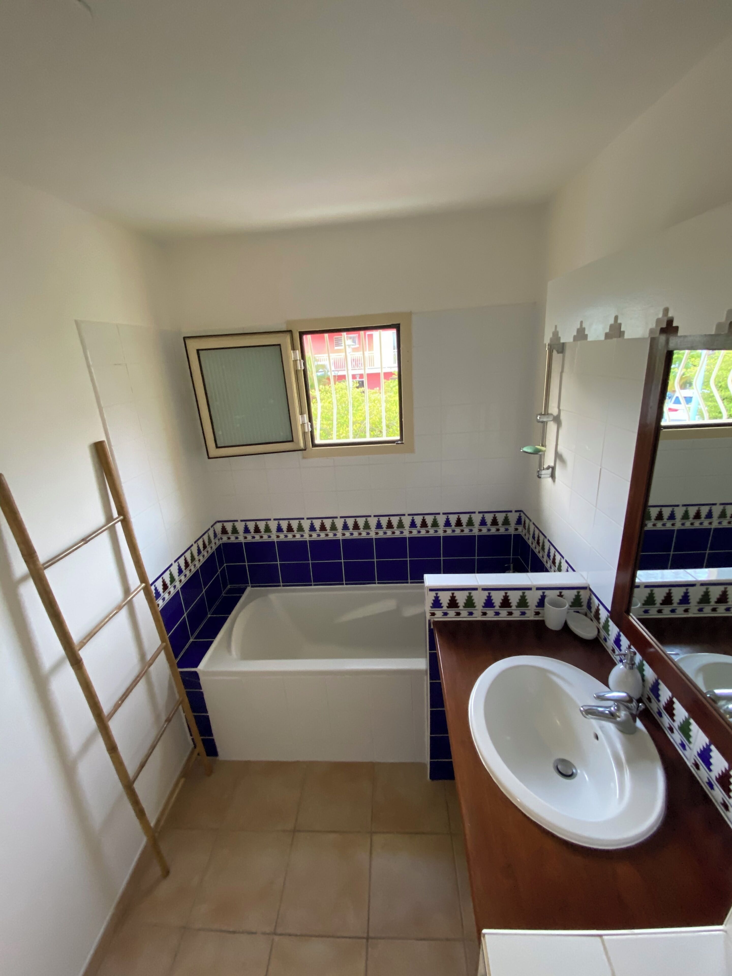 Hårtork, handdukar, tvål och toalettpapper