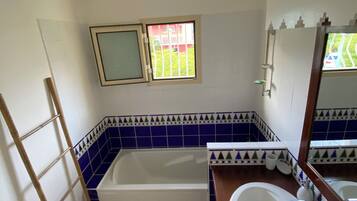 Sèche-cheveux, serviettes fournies, savon, papier toilette