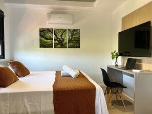 Comfort studio | Een bureau, een laptopwerkplek, een strijkplank/strijkijzer, gratis wifi