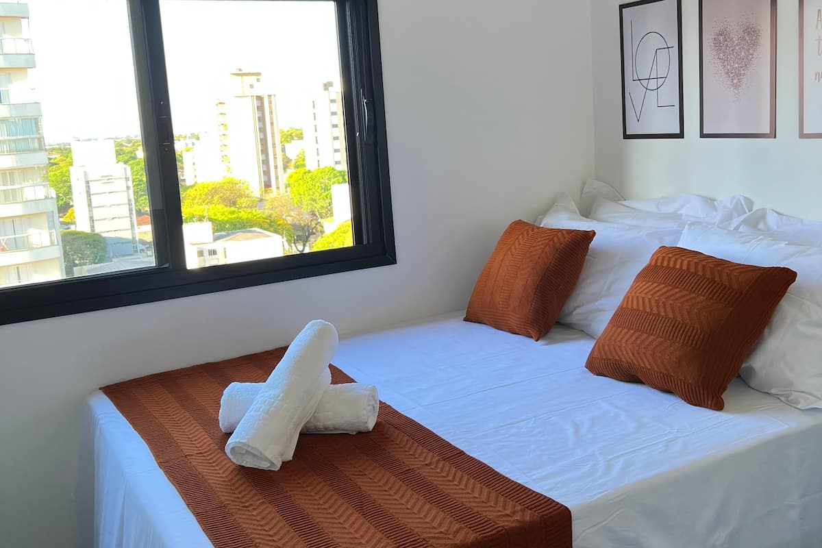 Apartament clàssic, pati hawaià, vistes a la ciutat | Escriptori, espai de treball apte per a portàtils i wifi gratuïta