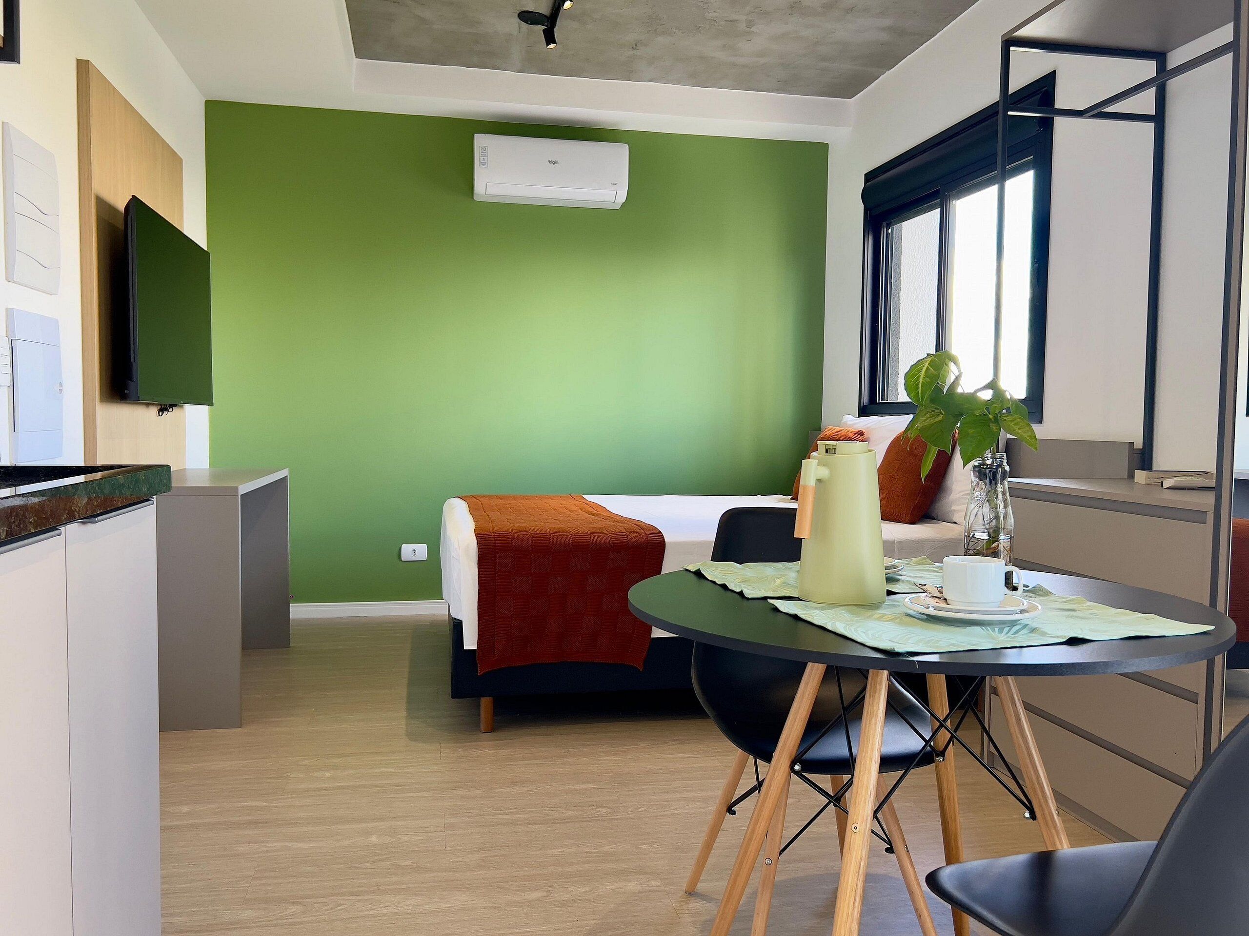 Desk, laptop workspace, iron/ironing board, free WiFi