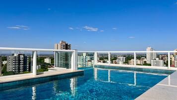 Piscina externa, funciona das 7h às 22h, espreguiçadeiras