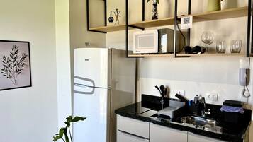 Studio tiện nghi đơn giản | Bếp riêng | Tủ lạnh, lò vi sóng, bếp nấu, dụng cụ nấu nướng/bát dĩa/dao nĩa