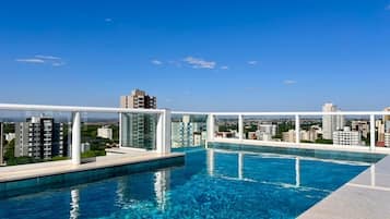 Apartemen | Kolam renang | Kolam renang outdoor, dengan kursi berjemur