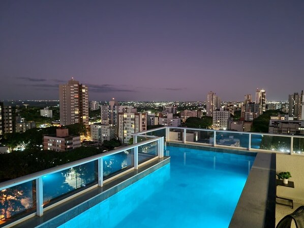 Outdoor pool, open 7:00 AM to 10:00 PM, sun loungers - Aptos no Centro com Piscina e Academia (Maringá)