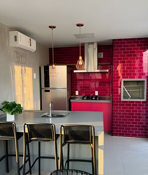 Kühlschrank, Mikrowelle, Herdplatte, Mixer