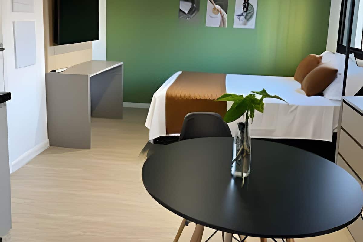 Estudio Confort | Escritorio, espacio para trabajar con un portátil, wifi gratis