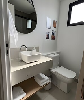 Ducha, toallas, jabón, papel higiénico