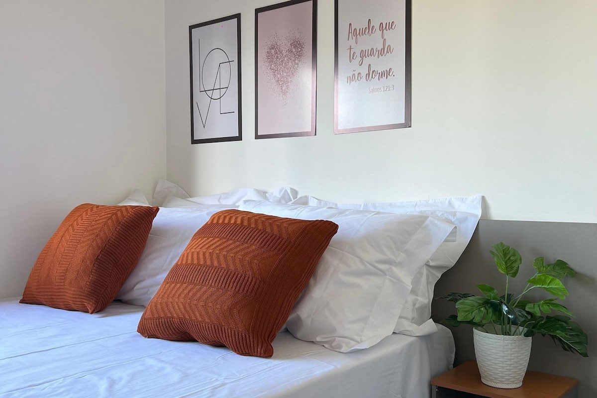 Escritorio y espacio para trabajar con laptop