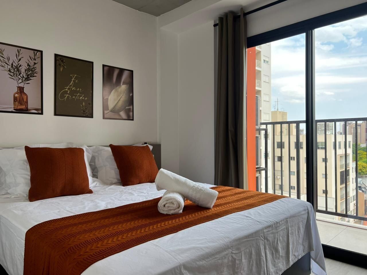 Superior Apartment | Desk, laptop workspace, iron/ironing board, free WiFi