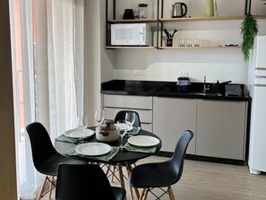 클래식 아파트, 라나이, 시내 전망 | 전용 간이 주방 | 냉장고, 전자레인지, 쿡탑, 조리 도구/접시/주방 기구