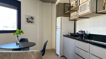 Superior-huoneisto | Yksityinen keittiö | Jääkaappi, mikroaaltouuni, liesi, keittoastiat/astiat/ruokailuvälineet