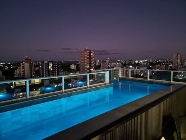 Outdoor pool, open 7:00 AM to 10:00 PM, sun loungers - Aptos no Centro com Piscina e Academia (Maringá)