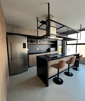 Apartment | Private kitchen | Fridge, microwave, stovetop, blender - Aptos no Centro com Piscina e Academia (Maringá)