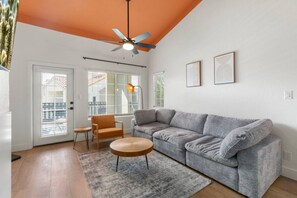 TV - Resort-like Getaway in Scottsdale, Family Friendly (Scottsdale)