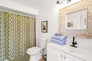 Suihku, hiustenkuivaaja, pyyhkeet