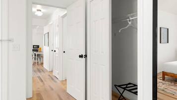 2 habitaciones, tabla de planchar con plancha, wifi y ropa de cama