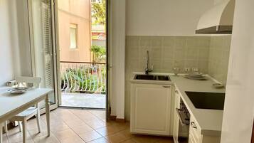 KĂŒhlschrank, Ofen, Herdplatte, GeschirrspĂŒler