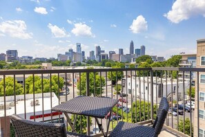 Property grounds - Midtown Gem with Pool, Gym & Parking - Sleeps 4! (Charlotte)