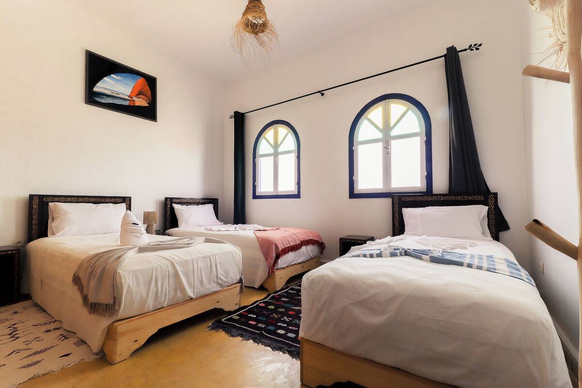 Standard Triple Room, Ocean View | WiFi (free), bed sheets