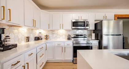 Modern home with game room - Oklahoma City Oasis! 15 mins from the airport