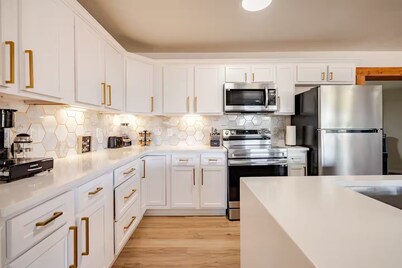 Modern home with game room - Oklahoma City Oasis! 15 mins from the airport