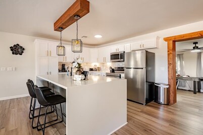 Modern home with game room - Oklahoma City Oasis! 15 mins from the airport